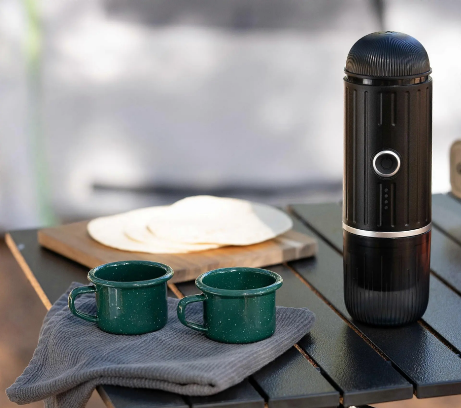 machine à café pas cher portable avec deux tasses, idéale pour les pauses café en extérieur.