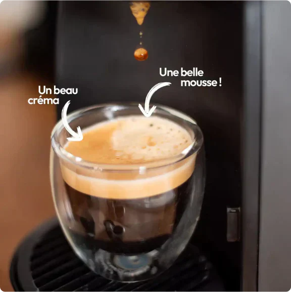 Un café avec une belle mousse et un beau créma préparé avec une capsule nespresso réutilisable.