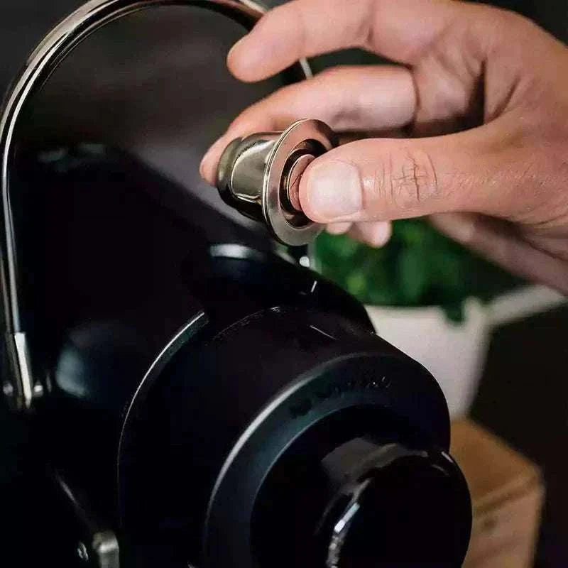 Utilisation d'une capsule nespresso réutilisable dans une machine à café.